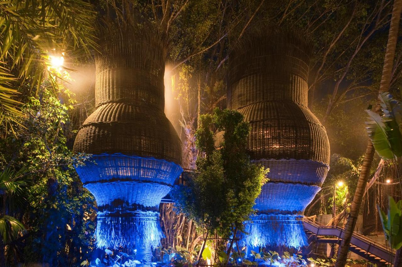 The Slate, Phuket Hotel Nai Yang Beach Restaurante foto The two 100-metre (330 ft) high artificial waterfalls at the resort